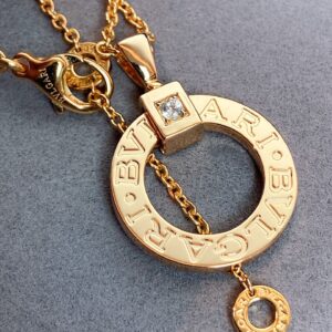 ブルガリ風ロゴ入りラウンドプレートネックレス（ピンクゴールドカラー）