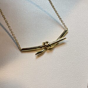 ノットモチーフ ネックレス（ノーダイヤ・ゴールドカラー）｜Tiffany Knotスタイル