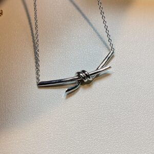 ミニマルノットモチーフ ネックレス（ノーダイヤ）｜ホワイトゴールド｜Tiffany Knotスタイル