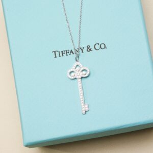 フルール・ド・リス（百合紋章）モチーフ キーネックレス｜ホワイトゴールド｜ Tiffany Fleur de Lisスタイル